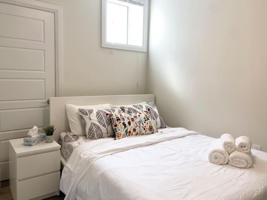 Beautiful Walk Out Basement Apartment In Pickering Near Beach Exterior foto
