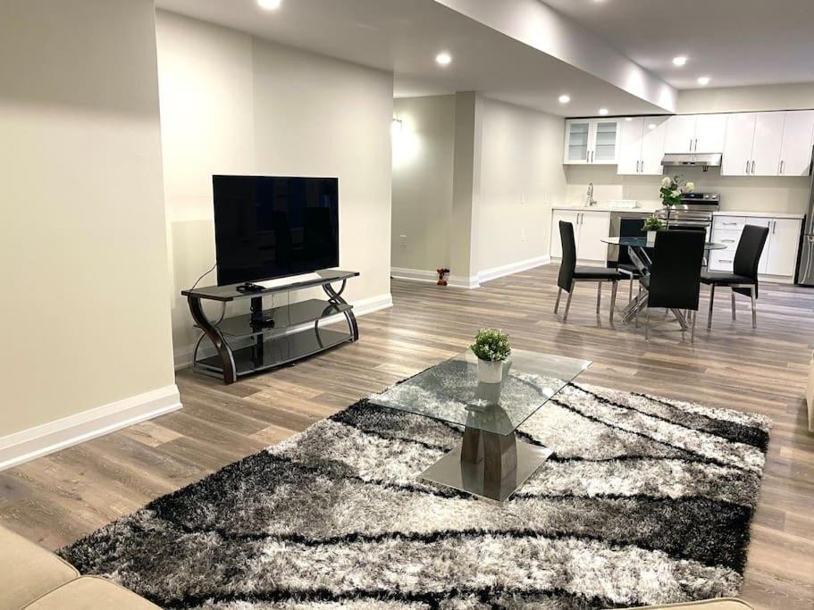 Beautiful Walk Out Basement Apartment In Pickering Near Beach Exterior foto