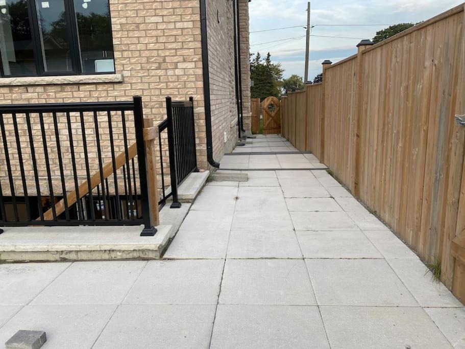 Beautiful Walk Out Basement Apartment In Pickering Near Beach Exterior foto