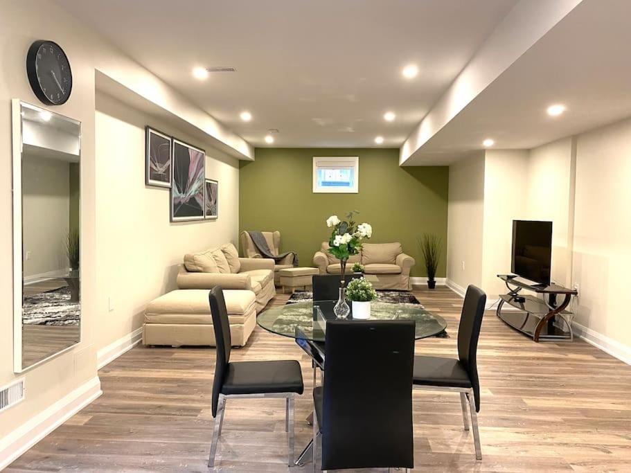 Beautiful Walk Out Basement Apartment In Pickering Near Beach Exterior foto