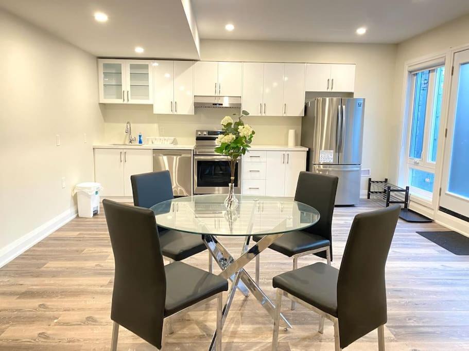 Beautiful Walk Out Basement Apartment In Pickering Near Beach Exterior foto