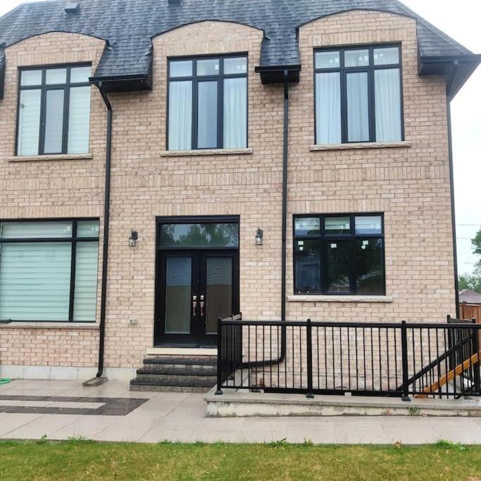 Beautiful Walk Out Basement Apartment In Pickering Near Beach Exterior foto